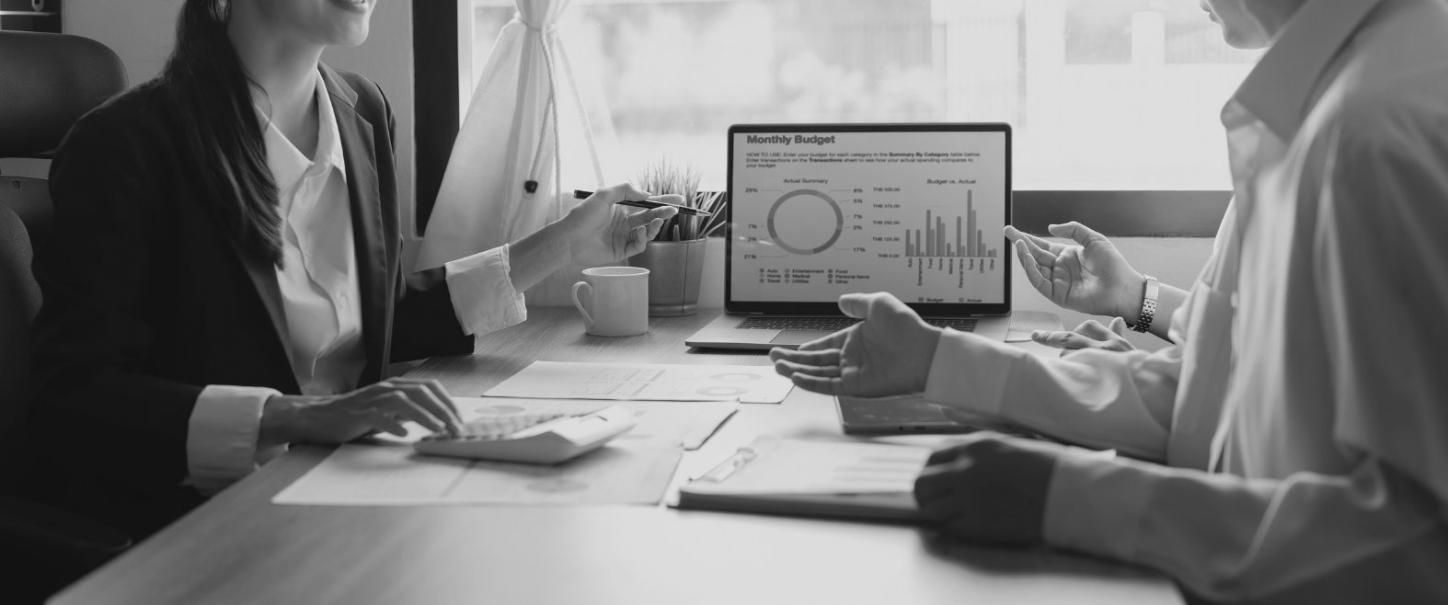 Espace de formation moderne avec équipements d'analyse